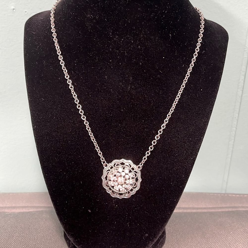 BNWOT SILVER TONE LARGE ROUND CRYSTAL MEDALLION ON A FILAGREE BACK 18”L +3”EXT…